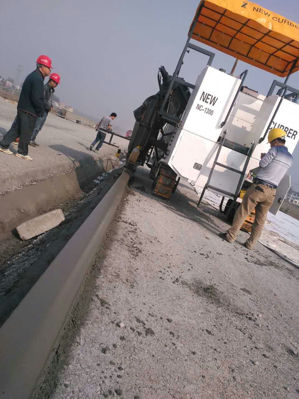 新路緣NC1300混凝土路緣石滑模機(jī)強(qiáng)大的背后不但是產(chǎn)品技術(shù)，還有完善的售后服務(wù)