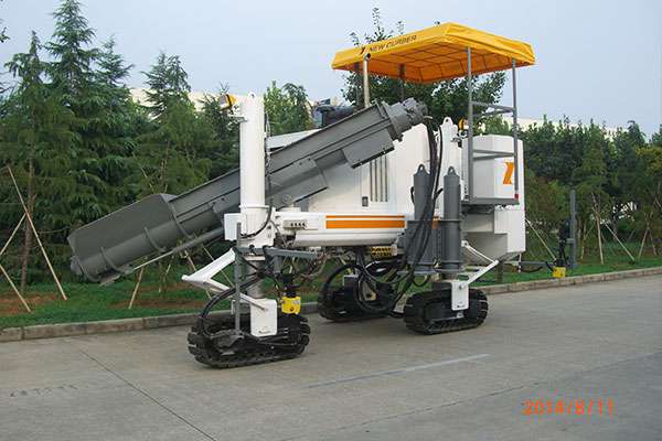 為了不影響路緣石滑模機的正常使用，要定期保養(yǎng)和維護路緣石滑模機