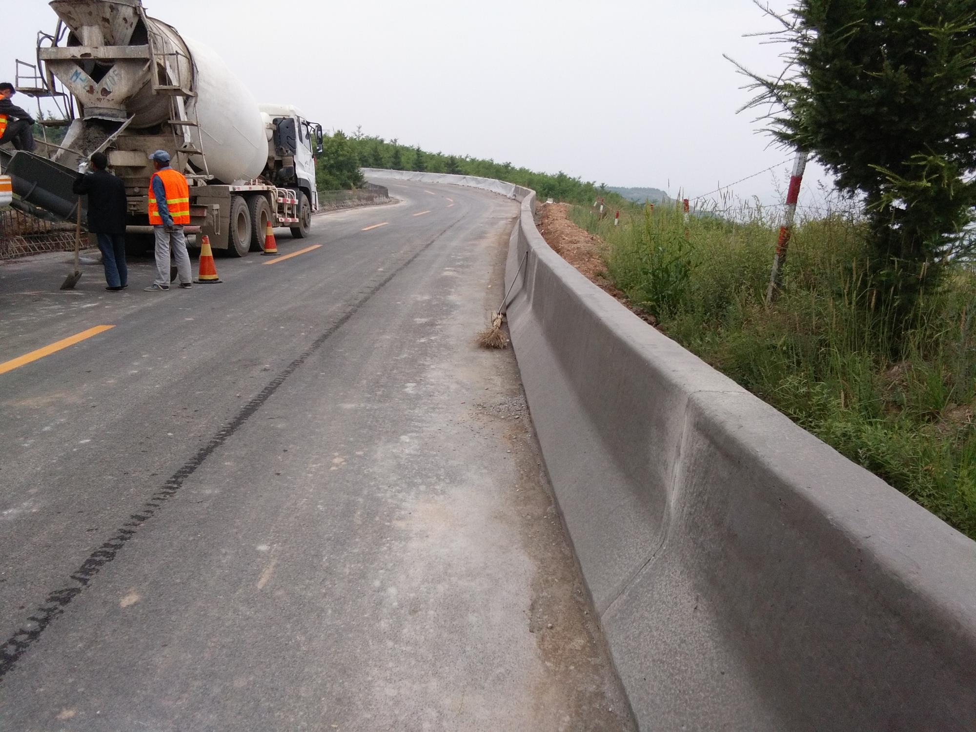 路緣石滑模機使用方便，混凝土滑模效率高，易于維修