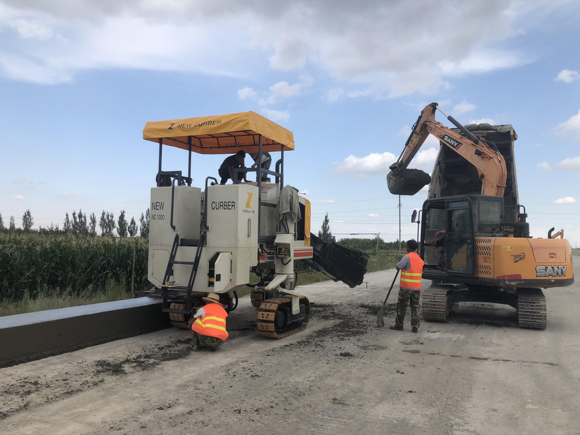 經(jīng)過多年的研究，混凝土路緣石滑模成型機提升了哪些？