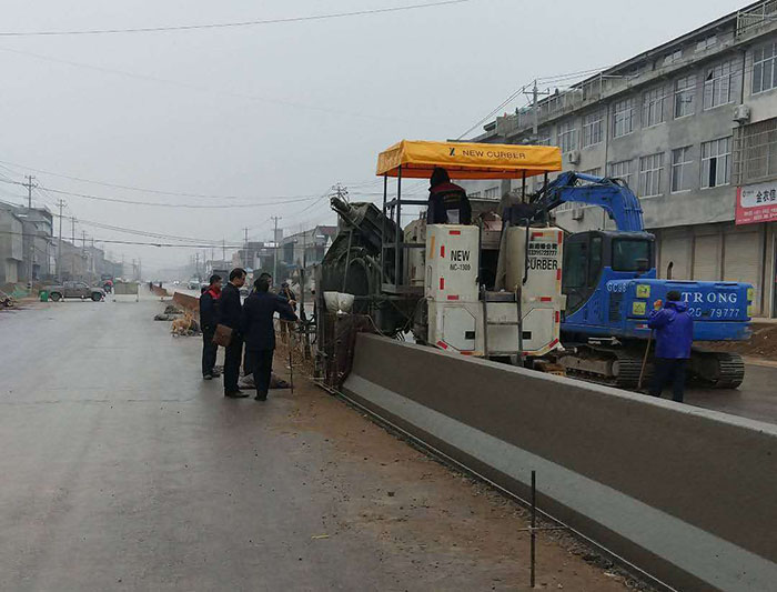 NC1300路緣石滑模機-安徽蕭縣防撞護欄滑模攤鋪工程